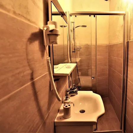 Orion Cave מלון *